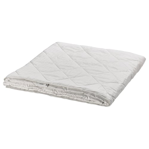 Valge MJUKDÅN siiditäidisega tekk, ristkülikukujuline, tepitud disain, valmistatud puuvillast ja siidist soojuse ja hingavuse tagamiseks.