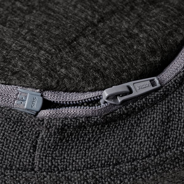 Lähivõte kvaliteetsest tõmblukust vastupidaval tekstuuriga kangal.