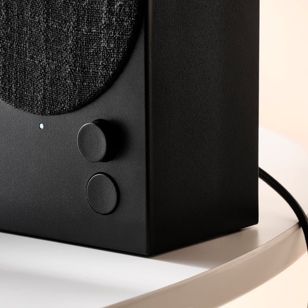 Must bluetooth kõlar riidest kattega, juhtnupud, alusel.