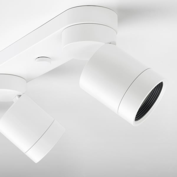 Kaasaegsed valged laekohad. Kolm klanitud disainiga reguleeritavat valgustit.