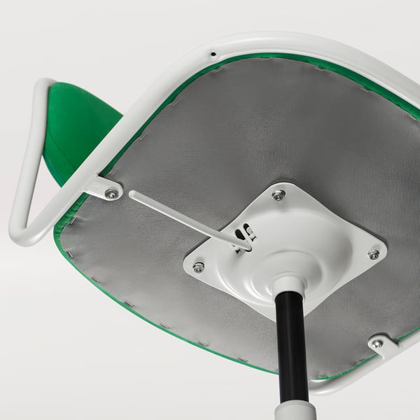 Tiheda vahuga pöörleva tooli alumine külg, millel on metallist alus, pidurimehhanism ja tugev konstruktsioon.