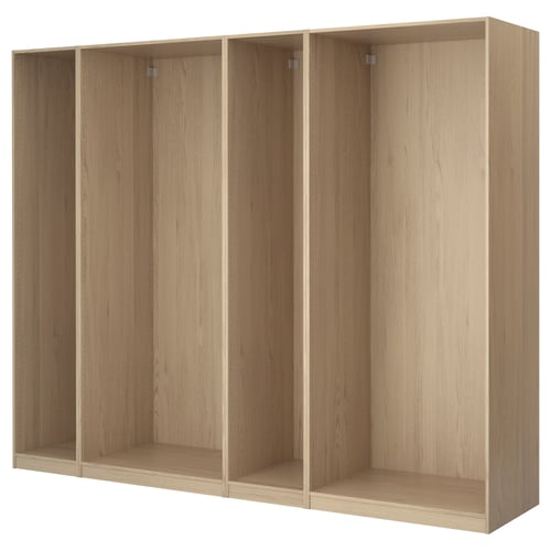 Hele tammevärvi minimalistliku disainiga ikea PAX riidekapp, mis on valmistatud puitlaastplaadist.