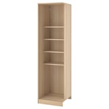 Tühi ikea PAX garderoob heledast tammest. Seade on kõrge, kandiline ja sellel on kolm minimalistliku disainiga avatud riiulit.