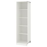 Valge ikea PAX garderoobiraam kitsas, kõrgel kujul kolme avatud riiuliga.