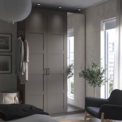 Hall peegelustega riidekapp minimalistlikus magamistoas.