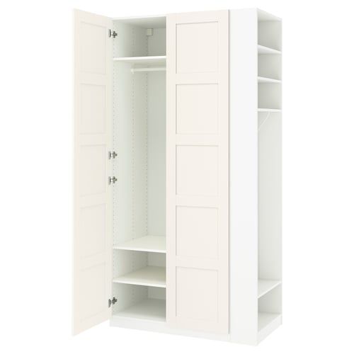 Valge IKEA PAX riidekapp avatud ustega, riiulite ja riputusruumiga.