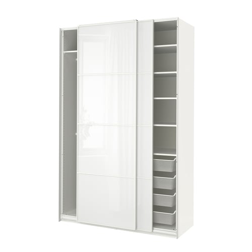 Valge ikea PAX riidekapp lükanduste ja siseriiulitega. See on klanitud, kaasaegne ning valmistatud klaasist ja metallist.
