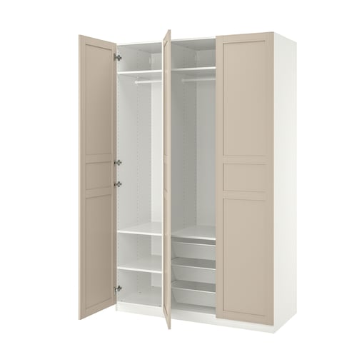 Avatud beež ikea PAX riidekapp riiulite ja nagidega.