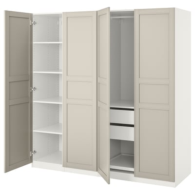 Valge ikea PAX avatud ustega riidekapp, mis paljastab reguleeritavad riiulid ja sektsioonid. Disain on klanitud ja minimalistlik.