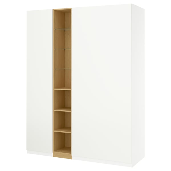 Valge IKEA PAX riidekapp, avatud osa paljastab heledad puidust riiulid. Kõrge, ristkülikukujuline, minimalistlik disain.