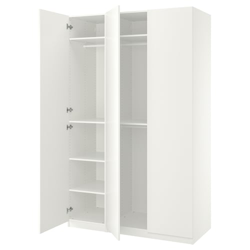 Sellel on avatud valge ikea PAX riidekapp, millel on tühjad riiulid ja riputussiin.