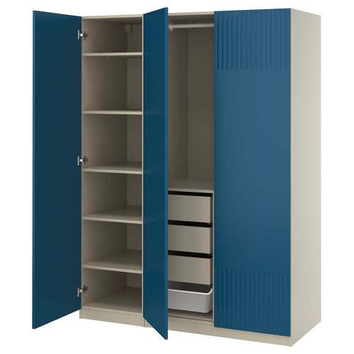 Sinine ikea PAX garderoob. Sellel on kaks avatud ust, mis paljastavad riiulid ja sahtlid, pakkudes kaasaegse disainiga hoiuruumi.