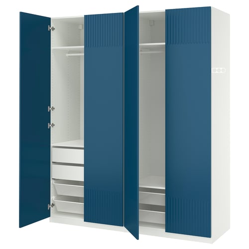 Sinine PAX riidekapp: kaks avatud ust paljastavad valged riiulid ja sahtlid. Kaasaegne disain tekstureeritud ustega.