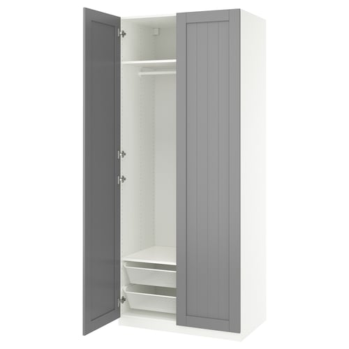 Avatud valge ikea PAX riidekapp halli uksega, riiulid ja võrkkorv.