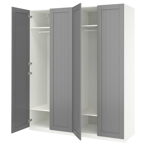 Hall avatud ustega IKEA PAX riidekapp, mille sees on riiulid ja riputusvarras.