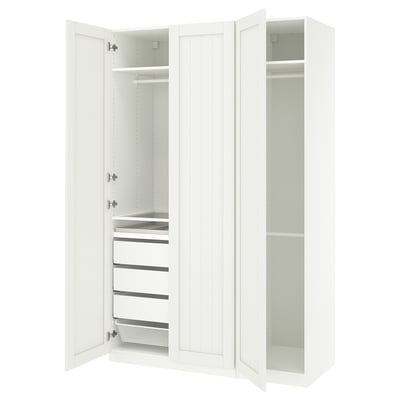 Valge ikea PAX garderoob, avatud sahtlid ja riiulid.