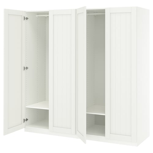 Sellel pildil on kaks valget avatud ustega ikea PAX garderoobi, millel on piisavalt hoiuruumi ja reguleeritavad hinged.