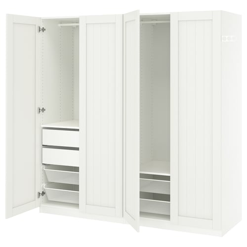 Valge ikea PAX avatud ustega riidekapp, mis paljastab riiulid ja võrksahtlid.
