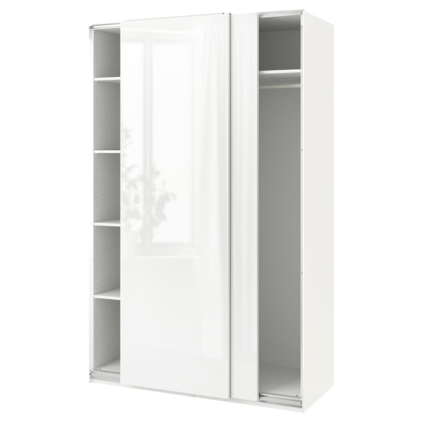 Valge ikea PAX lükanduste ja avatud riiulitega riidekapp. Garderoob on ristkülikukujuline ja minimalistlik, sulandudes sujuvalt kaasaegsesse sisekujundusse.