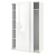 Valge ikea PAX lükanduste ja avatud riiulitega riidekapp. Garderoob on ristkülikukujuline ja minimalistlik, sulandudes sujuvalt kaasaegsesse sisekujundusse.