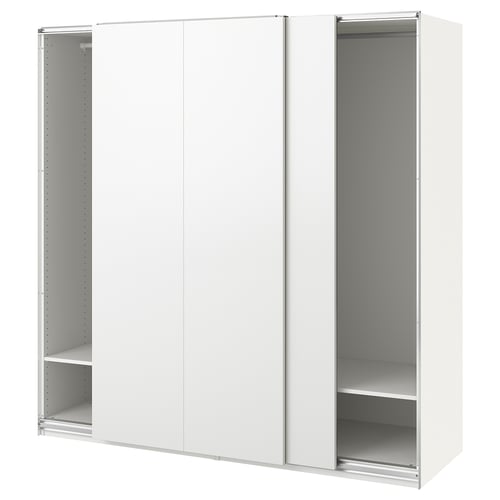 Valge ikea PAX lükanduste ja avatud riiulitega riidekapp.
