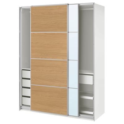 Moodne valge IKEA PAX garderoob heledate puidust liugustega, riiulite ja sahtlitega, stiilse ja minimalistliku disainiga.