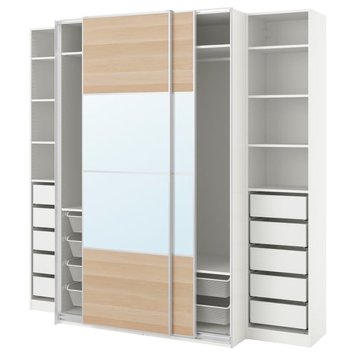 Valge ja puidust ikea PAX riidekapp avatud, reguleeritavate riiulite ja võrksahtlitega.