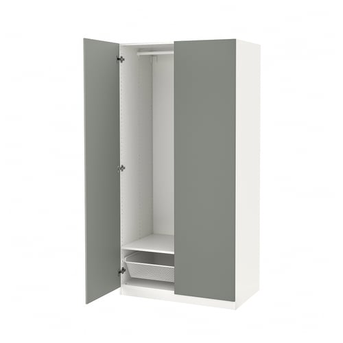 Avatud helehall ikea PAX riidekapp, mille sees on võrkkorv ja riiulid.