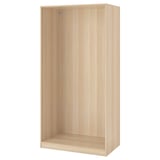 Valge ikea PAX garderoobiraam. See on ristkülikukujuline, siledate pindade ja vertikaalsete soontega, mis on mõeldud magamistoa esmatarbekaupade korraldamiseks.