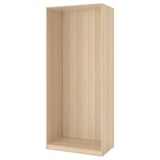 ikea PAX garderoobiraam valgest/pleegitatud puidust. Selle ristkülikukujuline, kõrge ja avatud esiosa reguleeritavate jalgadega.