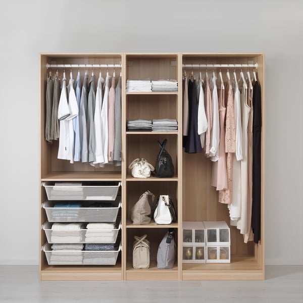 Puidust riidekapp, mis korraldab reguleeritavate metallriiulitega riideid, aksessuaare ja kokkuvolditud esemeid.