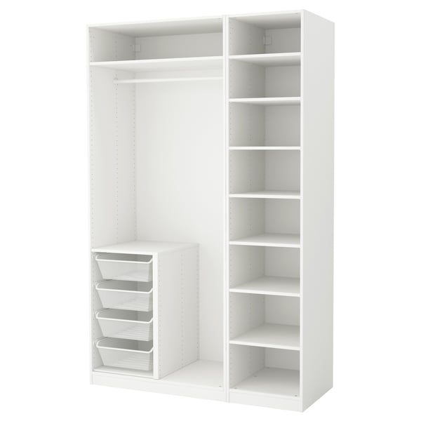 Valge ikea PAX garderoobi kombinatsioon reguleeritavate riiulite ja võrkkorvidega hoiustamiseks.