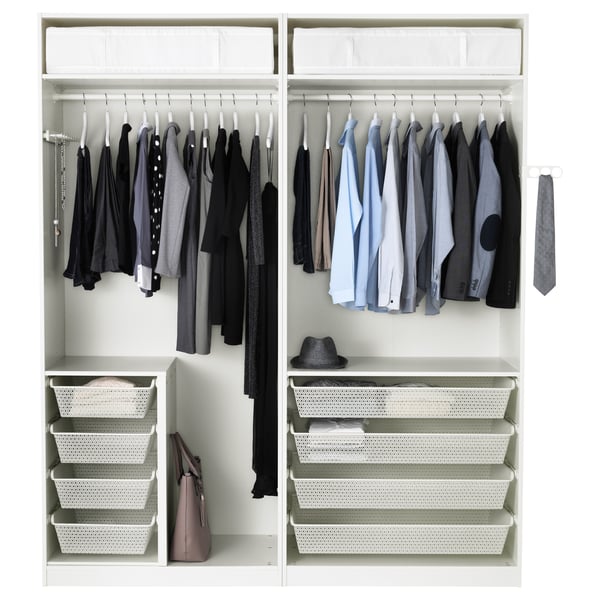 Kapp rippuvate rõivaste, virnastatud hoiukastide ja riiulitega. Organiseeritud garderoob, kus on riidepuudel riideid ja aksessuaare.