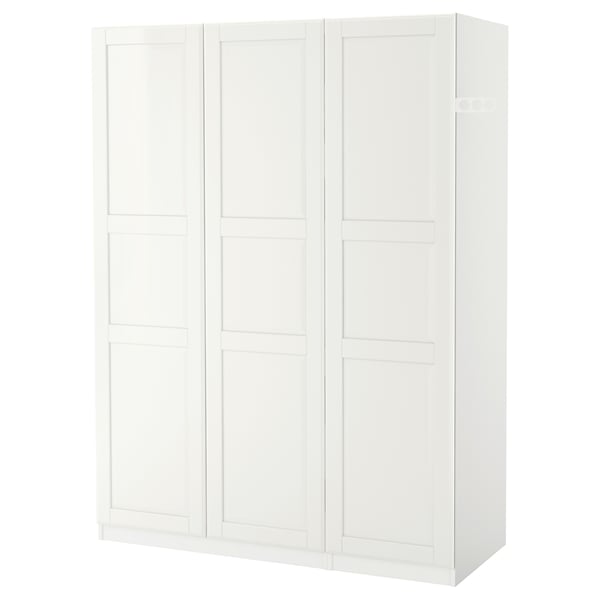 Valge PAX kolmeukseline riidekapp, minimalistlik disain.
