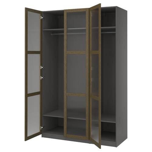 Hall ikea PAX avatud ustega riidekapp, millel on must võrk sisemus ja puidust viimistlus.