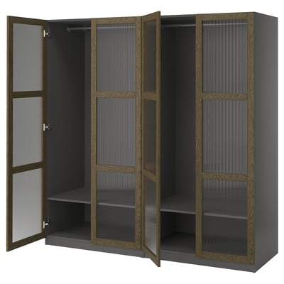 Hall ikea PAX riidekapp, millel on neli avatud ust, millel on tammepuidust liistud ja võrkpaneelid.