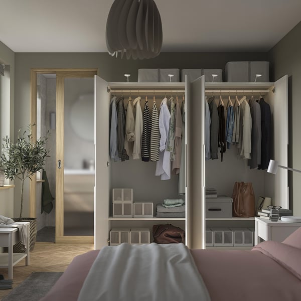 Kaasaegne magamistuba avatud garderoobi, riiete ja riiulitega, mis peegeldavad organiseeritud hoiustamist ja minimalistlikku disaini.