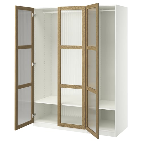 Valge ikea PAX riidekapp kahe lahtise uksega. Ustel on puitraamid ja mattklaasid.