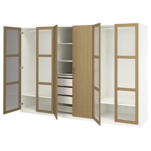 Valge ja tammepuidust ikea PAX garderoobikomplekt, millel on avatud uksed, mis paljastavad riiulid ja hoiustamislahendused.