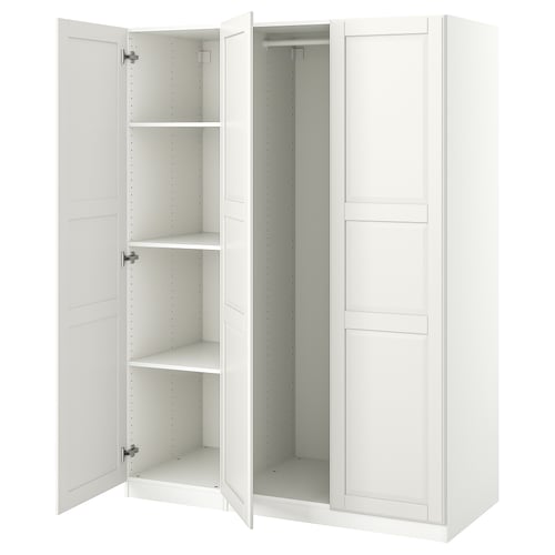 Avatud ustega valge ikea PAX riidekapp, mis paljastab tühjad riiulid ja panipaiga.