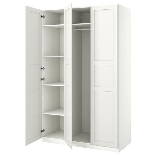 Avatud valge ikea PAX riidekapp riiulite ja riidevardaga.
