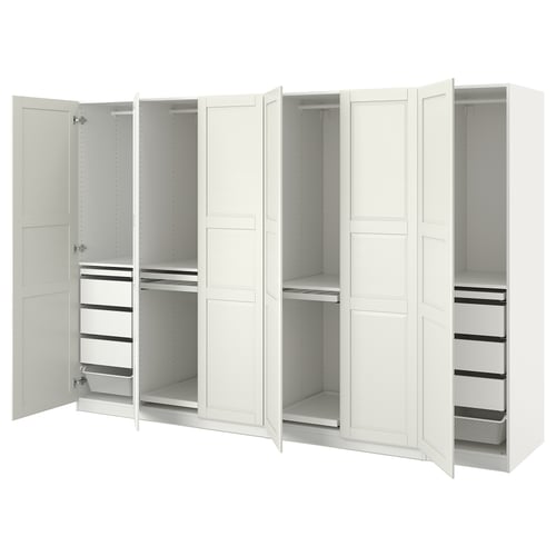 Valge avatud ustega IKEA PAX riidekapp, millel on reguleeritavad riiulid ja sahtlid.