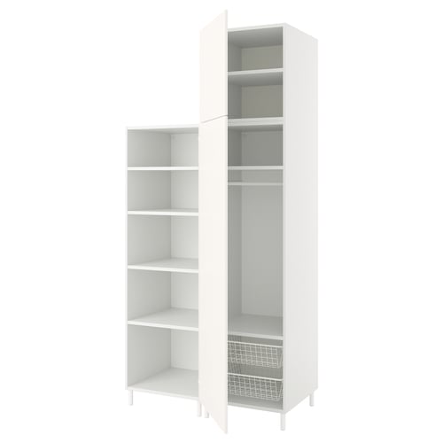 Valge PLATSA panipaik, kõrge avatud riiulitega, kaasaegne minimalistlik disain.