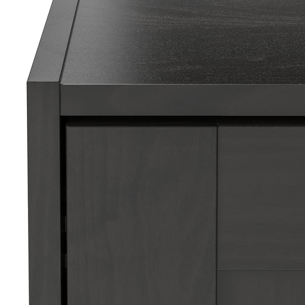 Must puidust mööbel näitab sujuvat, kvaliteetset viimistlust ja puhtaid servi, keskendudes detailsele käsitööle.