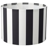 Ikea RINGSTA must-valge triibuline silindriline lambivari, mis on valmistatud taaskasutatud polüestrist.