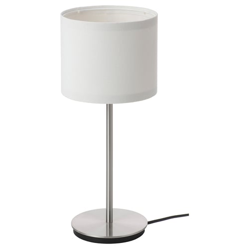 Kaasaegne valge lamp, nimega RINGSTA. See on õhuke metallist alus ja silindriline lambivari, mis kiirgab pehmet valgust.
