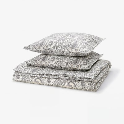 RODGERSIA voodipesu komplekt hallides keerukates paisley mustrites, korralikult kokku volditud, tuues esile pehme puuvilla-viskoosi segu ja peene disaini.