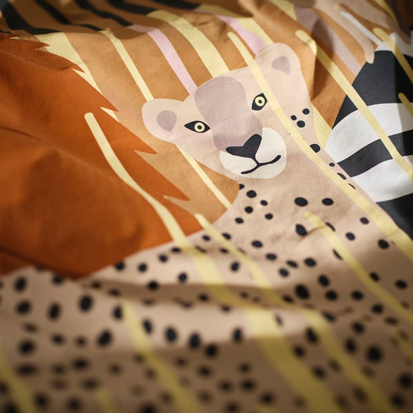 Pehme ja detailne tekikott, millel on savanniteemalisel kangal leopard ja kaelkirjak.