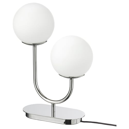 SIMRISHAMN kroomitud lamp kahe valge gloobusega. Kaasaegne klaasist ja metallist disain.