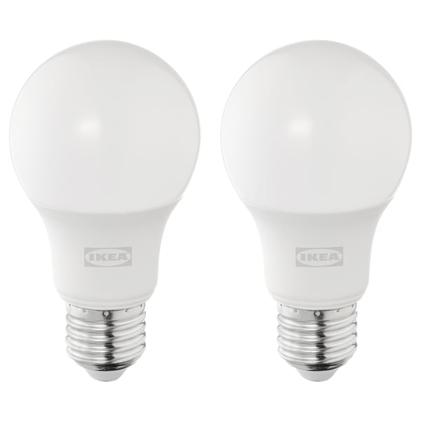 Kaks ikea LED-pirni, valge, ümmargune kuju, hõbedane alus, püsti, bränd nähtav.